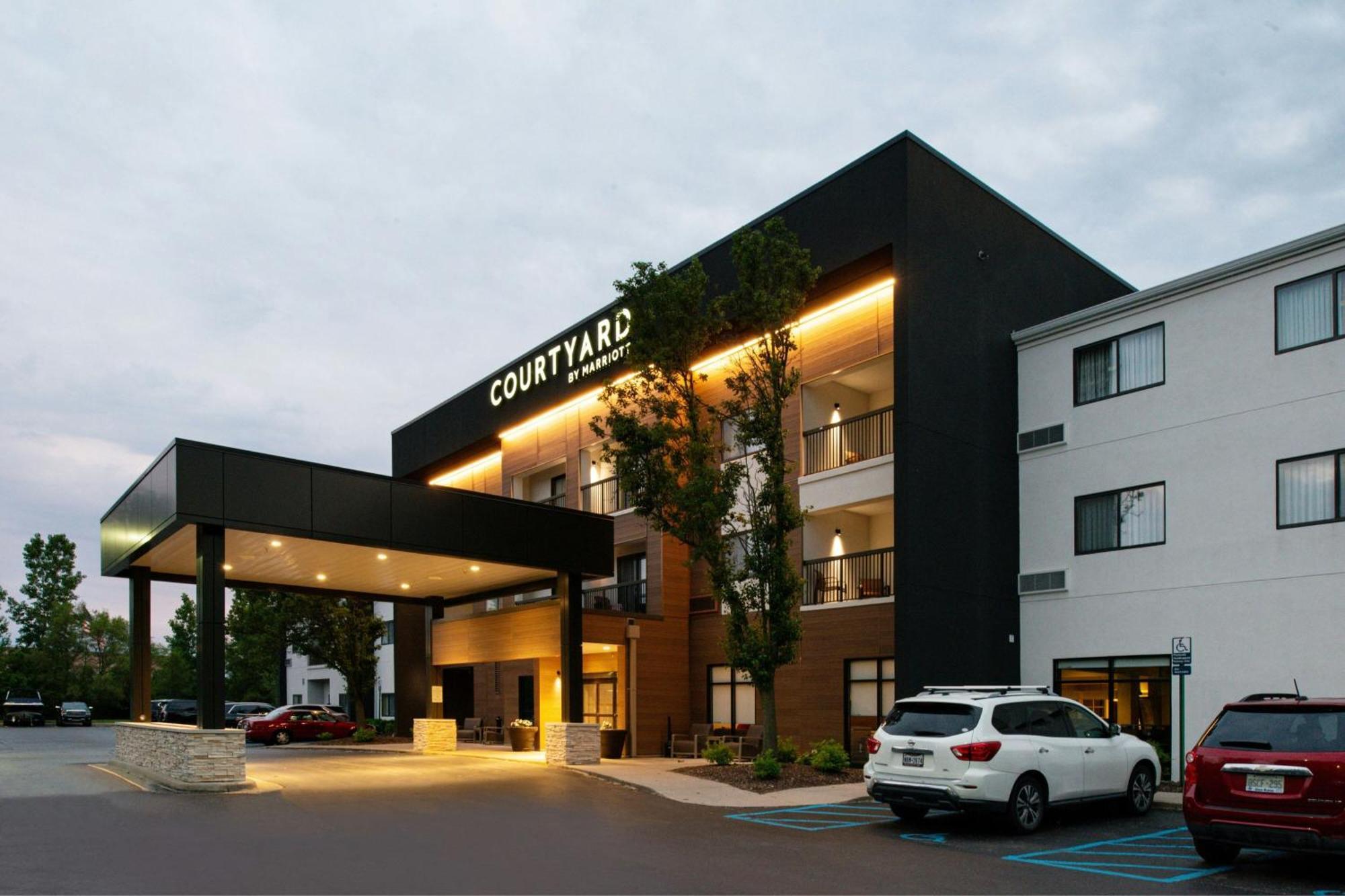 Courtyard Detroit Utica Exterior foto